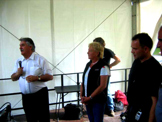 Jean-Louis Aubry, la gagnante allemande du vélosolex et Hugues Ossent