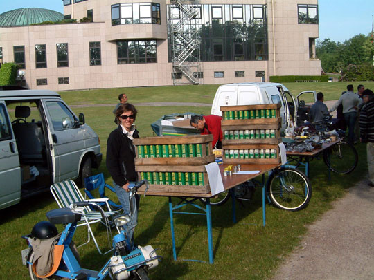 Le stand de Jean et Katarina avec les bidons de solexine
