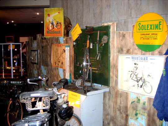 Un atelier vélosolex reconstitué
