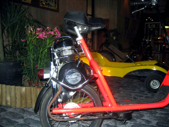 Le moteur sur la roue arrière et le pot sous le cadre