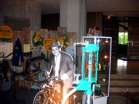 Fernand Raynaud sur un Vélosolex 660