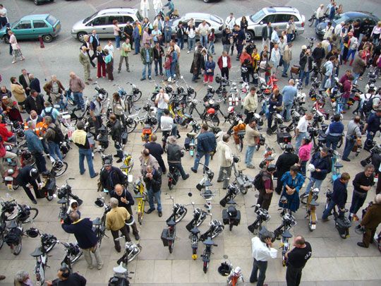 Une partie des solexistes sur la place de Beauvais