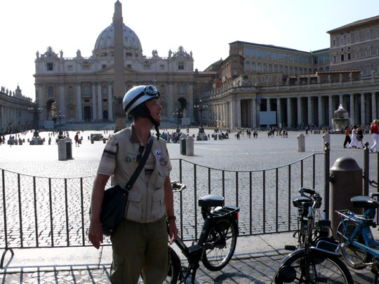 Benoit contemplatif devant le Vatican