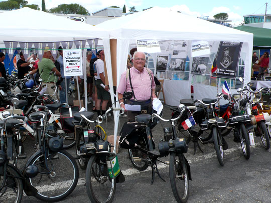 Michel devant le stand de Solexmania à Vallelunga
