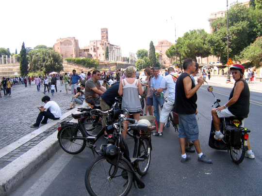 Nicole et Hugues se retrouvent devant le Colisseo