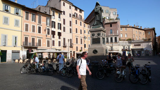Les solex sous le regard inquiétant du moine
