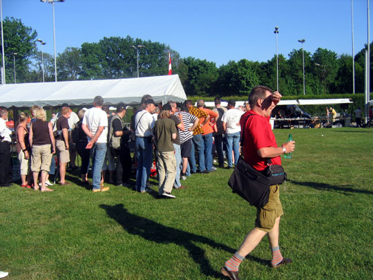 La queue pour le barbecue