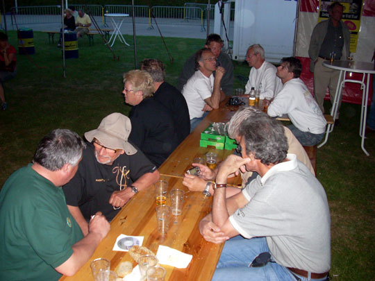 Après un bon repas les discusssions s'animent