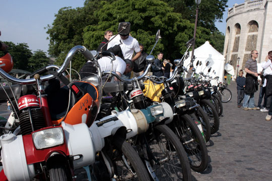 Une rangée de solex devant la basilique du Sacré-Coeur