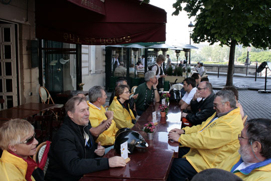 Une sympathique collation sur les bords de la Seine