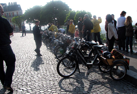 Les touristes étrangers s'intéressent aux velosolex