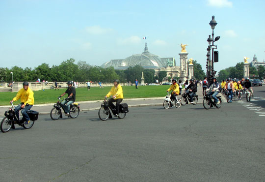 Arrivée des solexistes sur l'esplanade des Invalides