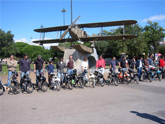 Les solexistes devant le monument de l'hydravion Fairey III-D