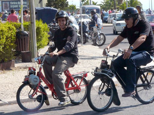 Pedro sur un Pli-Solex et son père Paulo Mota