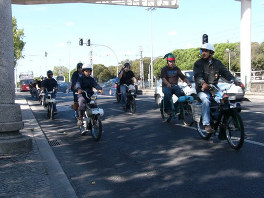 Les solexistes dans les rues de Lisbonne