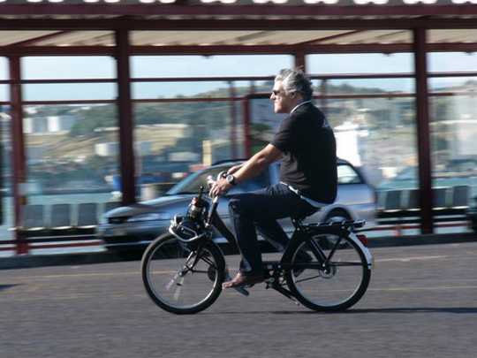 Le photographe Rogério Machado sur son solex 3800