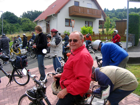 Guy sur un velosolex 330