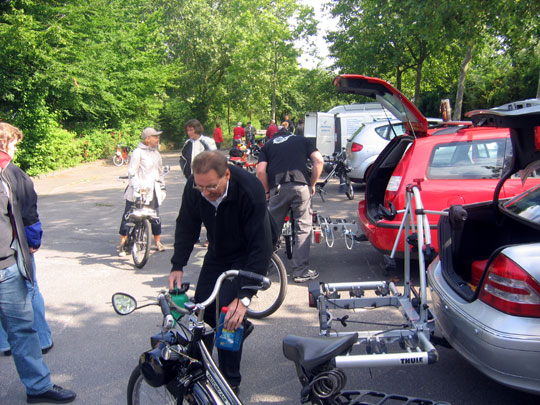 Les derniers préparatifs de Hans sur son solex