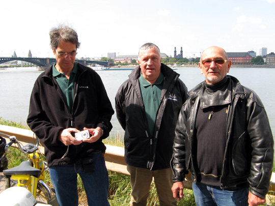 Jean et Matern sur les bords du Rhin