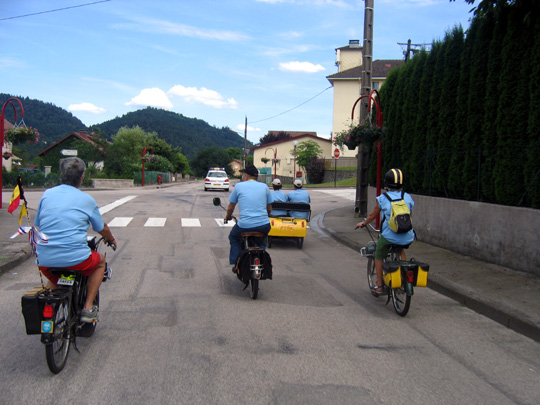 Guy et Nicole derrière le Véloto