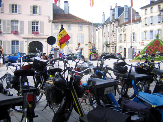 Les solex devant l'hôtel de ville de Remiremont