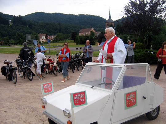 Le curé de Saint-Etienne bénissant les solex
