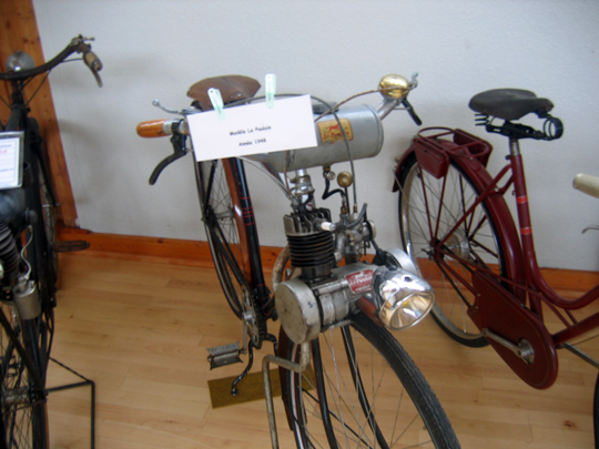 Une Renault Dauphine et un velosolex