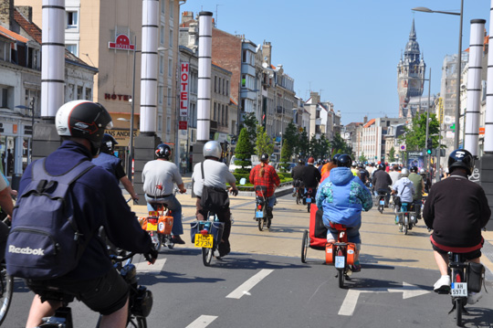 Le Beffroi de la mairie de Calais devant les solexistes
