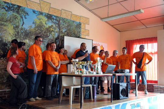 Jean-Maurice prononçant le discours d'adieu dans la salle des fêtes de Fiennes