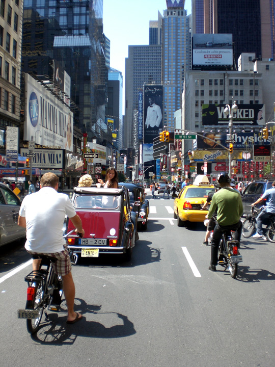 Les Citroën et les Solex à Times Square