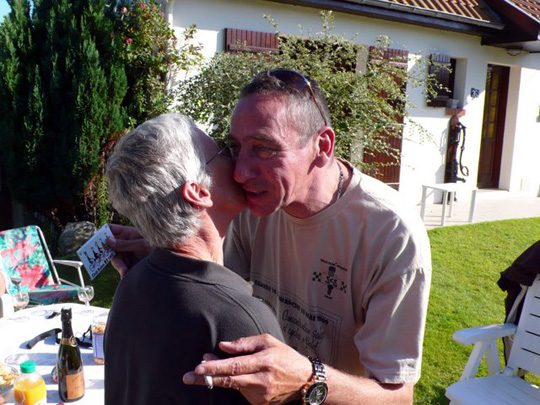 Marianne remet à Claude la plaque émaillée du Club Solex de Belgique