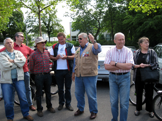 Jean et Dieter donnent les dernières consignes avant le départ