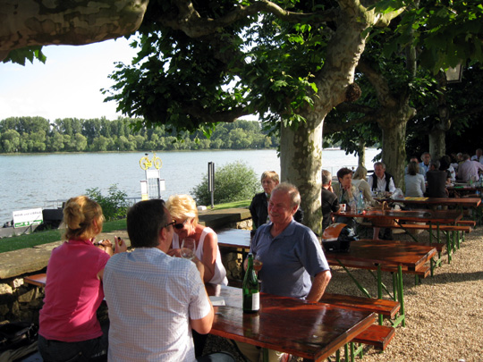 Le repas du soir sur les bords du Rhin