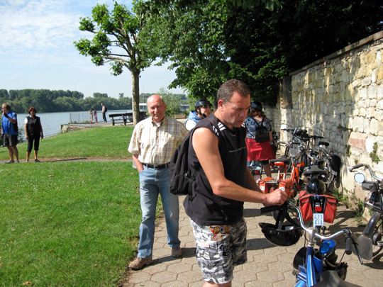 Le dimanche matin sur les bords du Rhin dans l'attente du bac