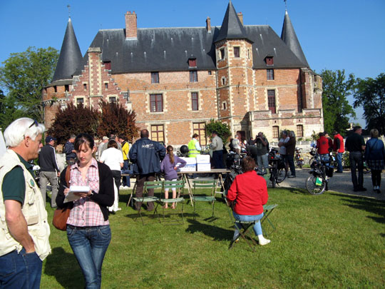 Charles donnant une entrevue à une journaliste
