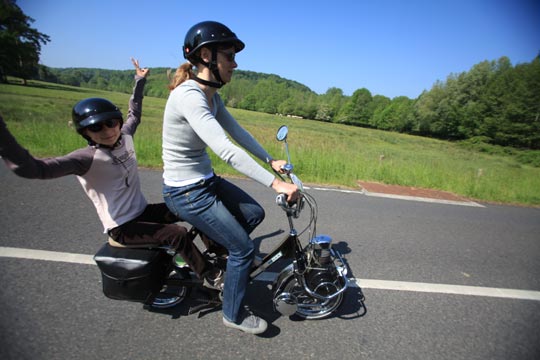 A deux sur un solex 5000 destiné au marché hollandais