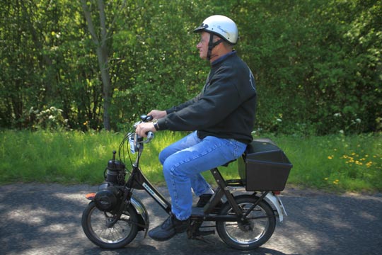 Les solexistes arrivent au Careefour de l'Armistice