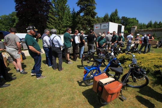 La queue se forme devant le camion frigorifique