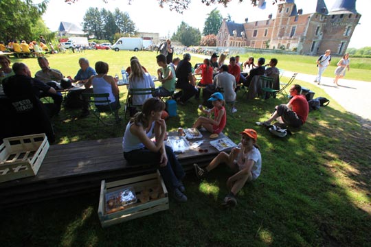 Le repas sous l'ombre des arbres