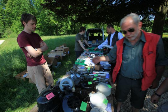 A l'écart Marc s'est mis à l'ombre