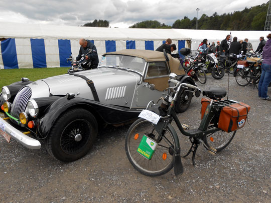 Une belle anglaise et un vélosolex