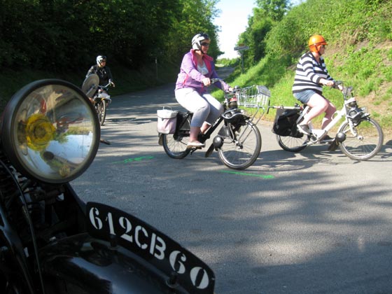 Le cortège des solexistes s'étire sur plusieurs kilomètriques