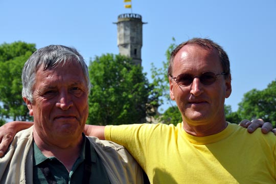 Daniel Collignon sur son stand à l'abri du soleil