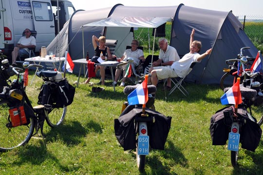 Jean-Jacques Morin admiratif devant un champ de lin