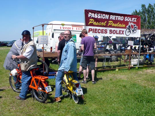 Jean-Claude et Jean-Jacques devant le stand de Pascal Poulain de Caen