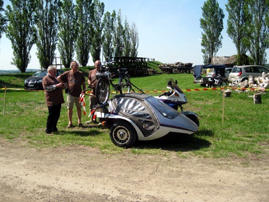 Nos amis Britanniques contemplant ce nouvel engin de transport