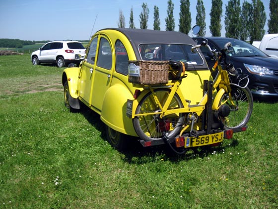 De l'Irlande du Nord à Folleville en 2 CV Citroën