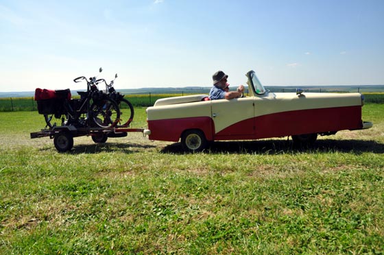 Véhicule à 3 roues avec le Solex en remorque