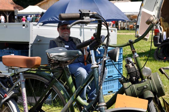 Daniel Collignon sur son stand à l'abri du soleil