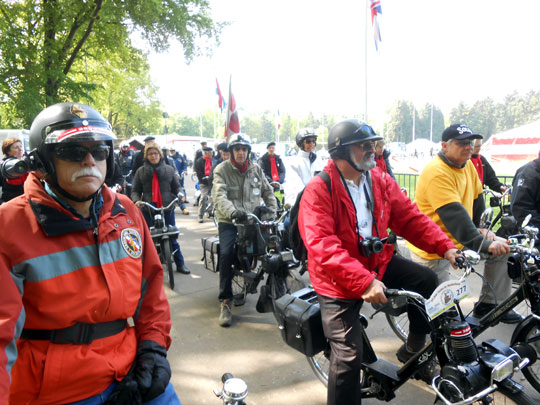 Départ de la randonnée des 65 ans du Solex le dimanche